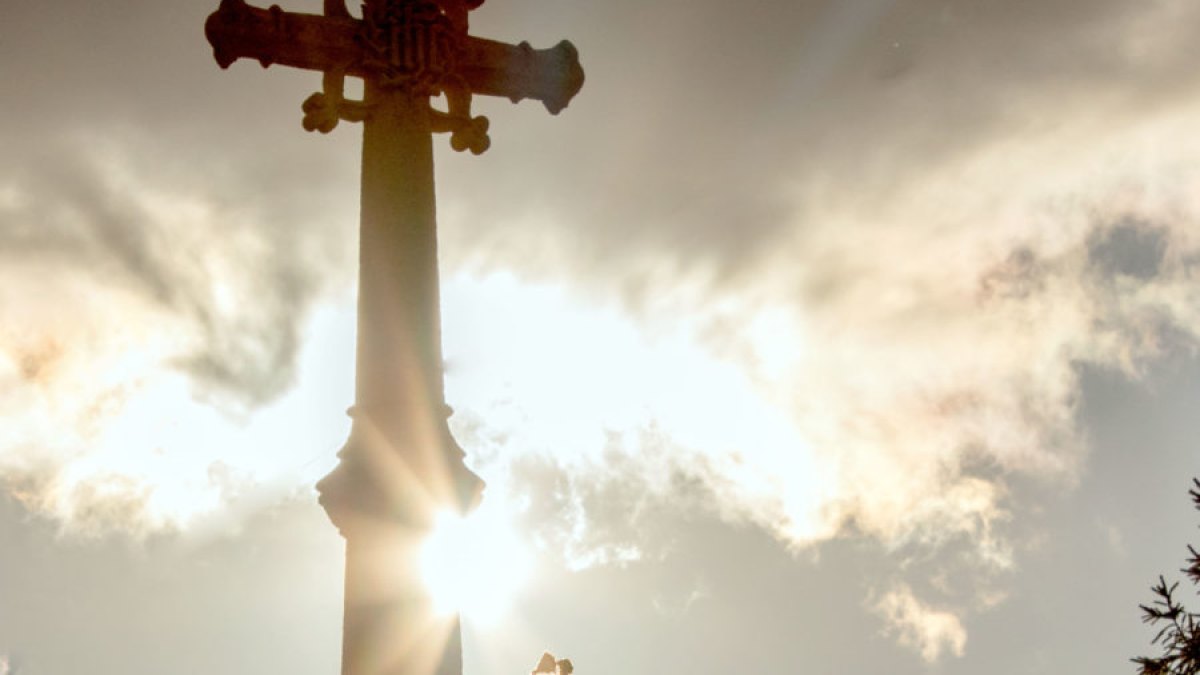 The cross and inscription of Granborough War Memorial