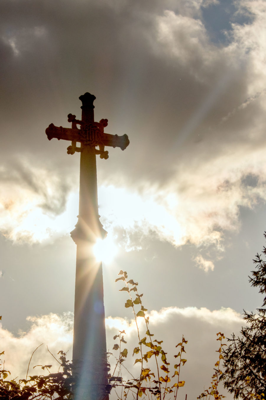 The cross and inscription of Granborough War Memorial